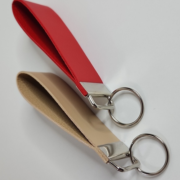 Leather key fob keychain. Color: Cream & Red. - Picture 3 of 6